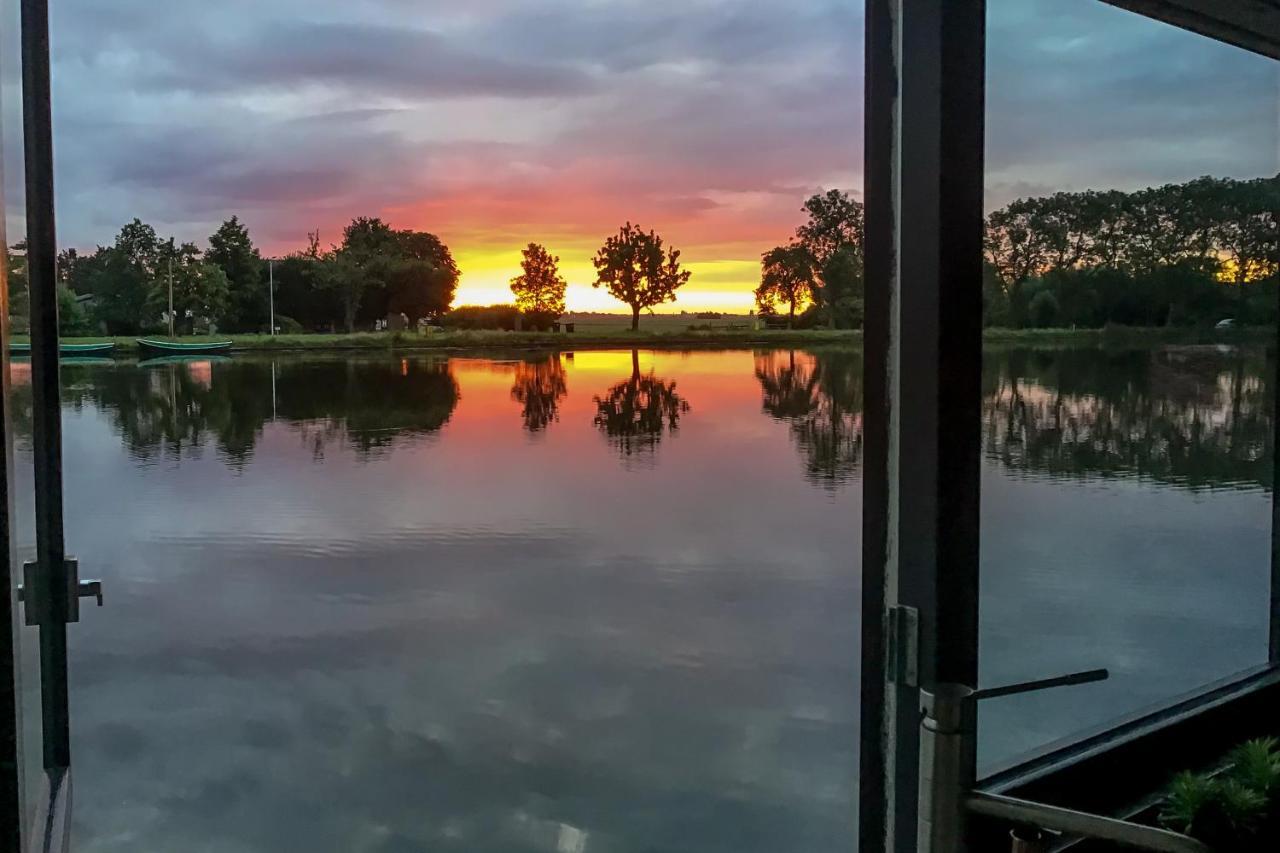 Aangenaam Op De Rijn, Woonboot, Inclusief Prive Sauna Alphen aan den Rijn Exterior foto