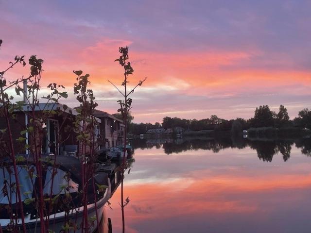 Aangenaam Op De Rijn, Woonboot, Inclusief Prive Sauna Alphen aan den Rijn Exterior foto